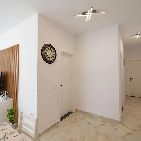 New - Garage - 500m From Promenade Lägenhet Vlorë